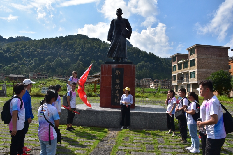 学习先进典型 争当青年模范